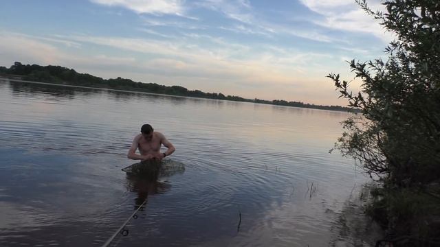 ОДИН ЗАБРОС и КУЧА РЫБЫ! СЕМЕЙНАЯ РЫБАЛКА НА ОКЕ! Наш огород! смотреть онлайн