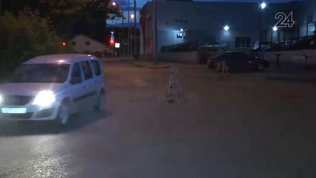 На ул. А. Кутуя автобус лоб в лоб столкнулся с иномаркой смотреть онлайн