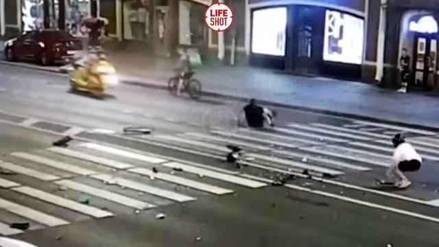 Два человека слетели с мотоцикла после столкновения байкеров на Невском в Питере смотреть онлайн