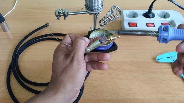 Soldering RCA and XLR Connectors | Making an RCA to XLR Cable смотреть онлайн