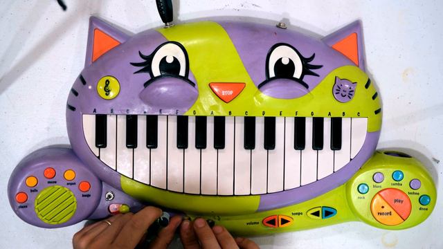 Circuit Bent Cat Keyboard Jam #7 - Glitched "Parents Battat" Toy смотреть онлайн