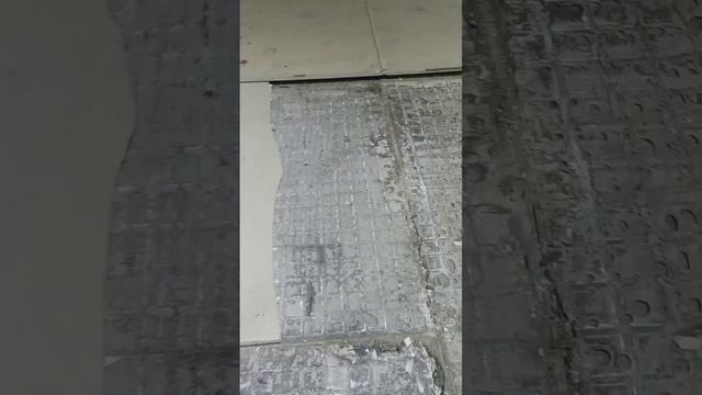 Почему вздулся ламинат 2014 года укладки, что могло случиться???. Кто знает. смотреть онлайн