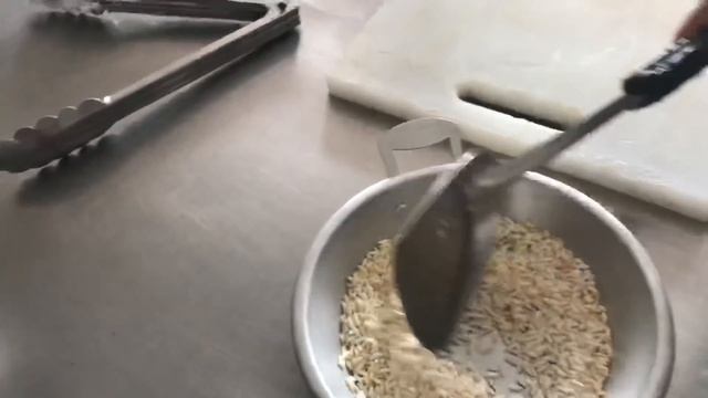 На тайской кухне. Делаем приправу - молотый жареный рис смотреть онлайн