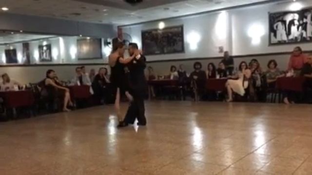Katherine Laitón y Alexander Sossa Benitez en La Baldosa. Tango. (14/dic/18) смотреть онлайн