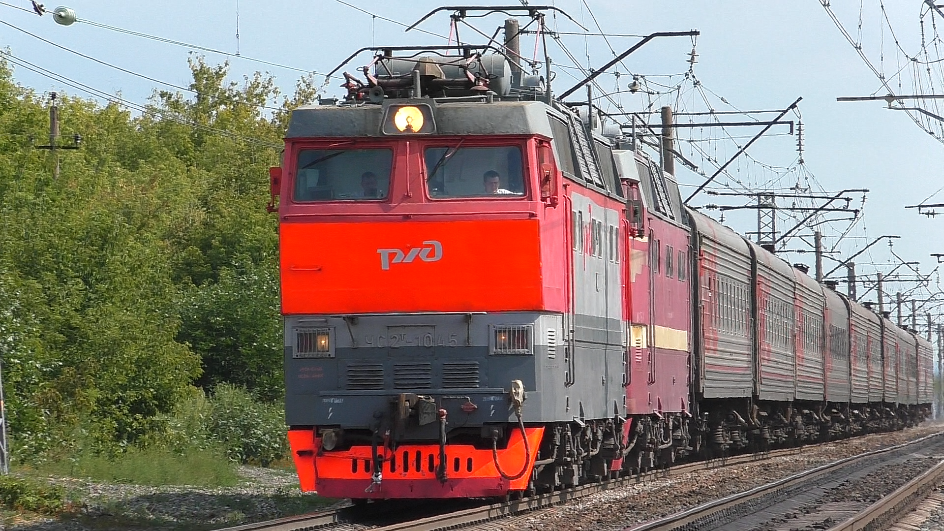 "Два Теремка". ЧС2Т-1045 с перегоняемым ЧС2Т-1055 и скорым поездом Нижневартовск - Пенза