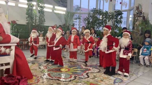 Танец маленьких Санта клаусов смотреть онлайн
