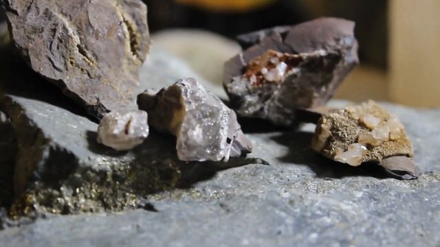 Как найти драгоценные камни, среди обычных булыжников смотреть онлайн