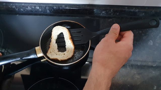 БЮДЖЕТНЫЙ ЗАВТРАК! Яйцо в хлебе. Экономно и вкусно. смотреть онлайн