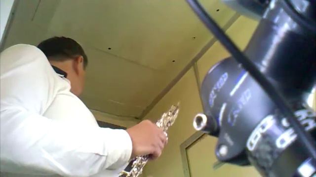 Мужчина играет на гобое в электричке смотреть онлайн