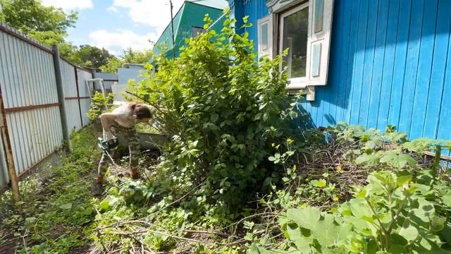 Девушка делает ремонт старого деревянного дома своими руками. Серия 1. Демонтаж. смотреть онлайн