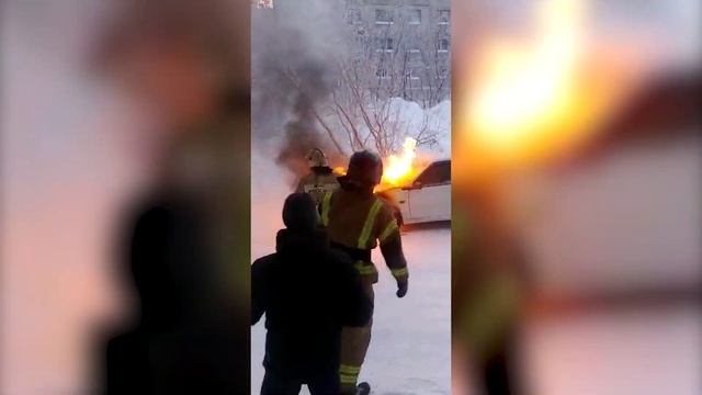 В Воркуте горит машина. смотреть онлайн