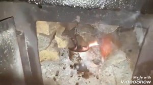 как поджечь сырые дрова. горит до 30 минут кружка отработки масла и чуток бензина.как разжечь печь