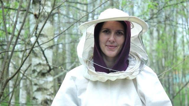 Пчёлы в мае 2022, роение пчёл, изоляция пчело-маток, пчеловодство. смотреть онлайн