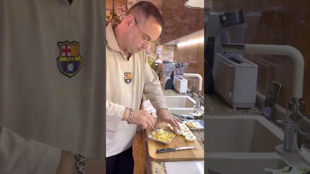 Яйца фаршированные чесночком и аджикой. Закуска на любой случай жизни смотреть онлайн