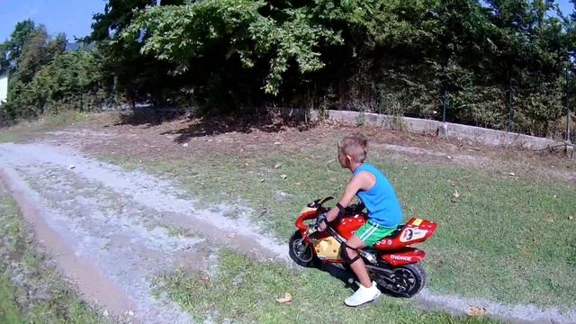 ДЕТСКИЙ МИНИ МОТО/49 кубов/ РЕБЁНОК 4.5 ГОДА/ обзор мото и езда / смотреть онлайн