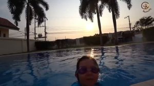 Дети и Бассейн. Диана, Даня и Милан играют в бассейне. Манкиту