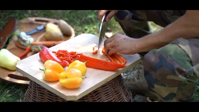 Gulaș cu carne de vită Goulash with beef, Goulasch au boeuf, Гуляш с говядиной, картофелем и перцем смотреть онлайн