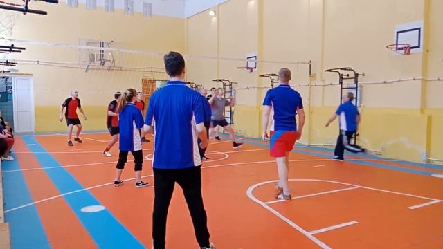 Сотрудники следственного управления СКР по Марий Эл сыграли в волейбол с командой школы смотреть онлайн