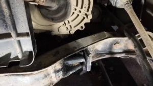 Сломал болт рычага на акценте, как достать.