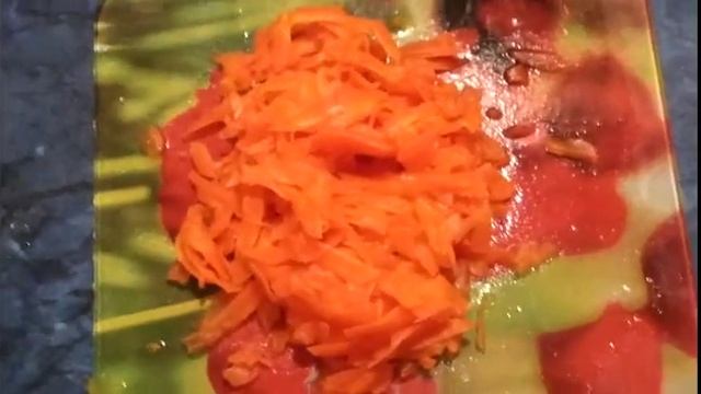 Салат со шпротами и сухариками. Видео рецепт. смотреть онлайн