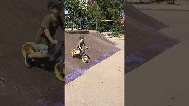 Маленький малыш покорил большую горку на беговеле. Беговел Happy Baby Wogo grey смотреть онлайн