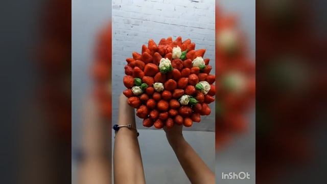 Создание клубничного букета от мастерской "Букет на вкус и цвет" смотреть онлайн