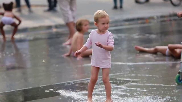 Kids having fun among fountains in Paris, France Или Париж это праздник, который всегда с тобой смотреть онлайн