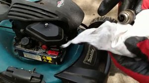 Газонокосилка не заводится.Меняем свечу.