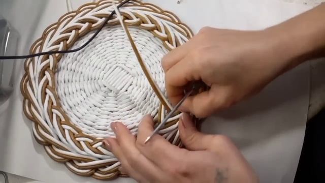 МК? Чашка-конфетница из газетных трубочек (Авторская загибка) смотреть онлайн