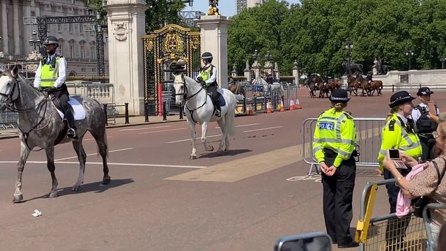 Changing of The Guard Buckingham Palace London 18 May 2022 смотреть онлайн
