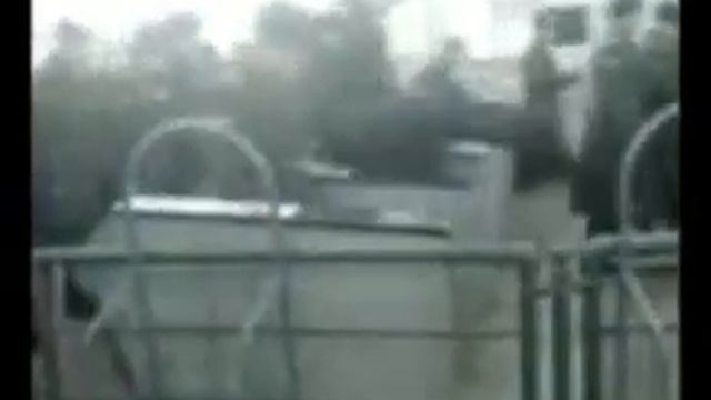 Метрополитен. Солдаты прыгают через турникеты. смотреть онлайн