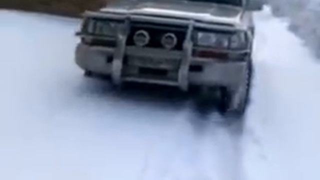 Toyota Land Cruiser 80 по снегу, глубина боле 0.5м смотреть онлайн