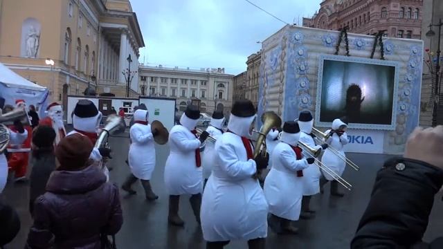 Парад снеговиков на площади Островского в новый год 2012 смотреть онлайн