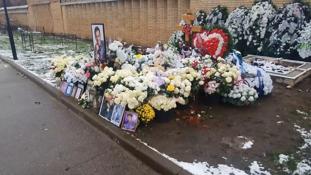 Заметает листья снег ... Юра Шатунов / 31 октября 2022 смотреть онлайн