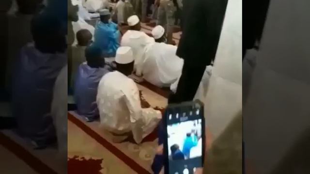 Mali president attacked and stabbed in mosque by random guy. смотреть онлайн