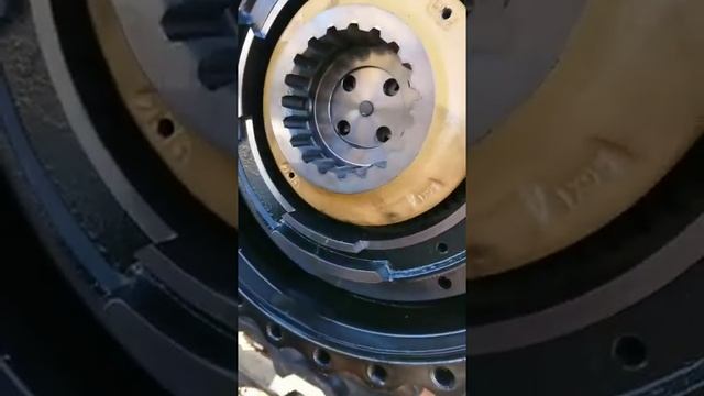 Разборка и сборка бортовой (замена доукона) на экскаваторе Komatsu PC 750 часть 2 смотреть онлайн