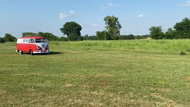 1962 VW Bus driving video смотреть онлайн