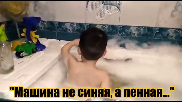 Мишаня проводит в ванной опыты с подкрашенной водой. Дошколёнок очень активно познаёт мир смотреть онлайн