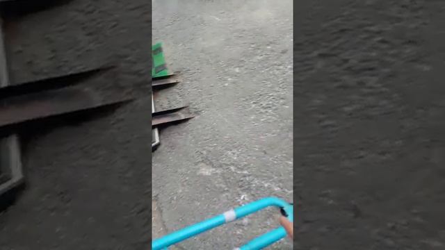 лопата с отвалом на колёсах из металлолома! по рецептам ютюба готова!!! первый выезд. смотреть онлайн