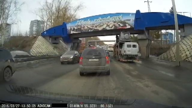В Кемерово под мостом застрял груженый автовоз