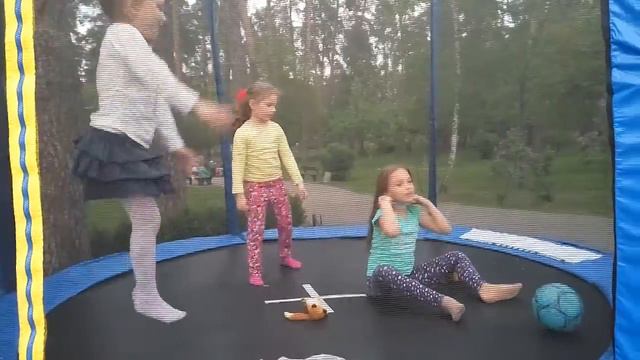 Дети прыгают на батуте !!!