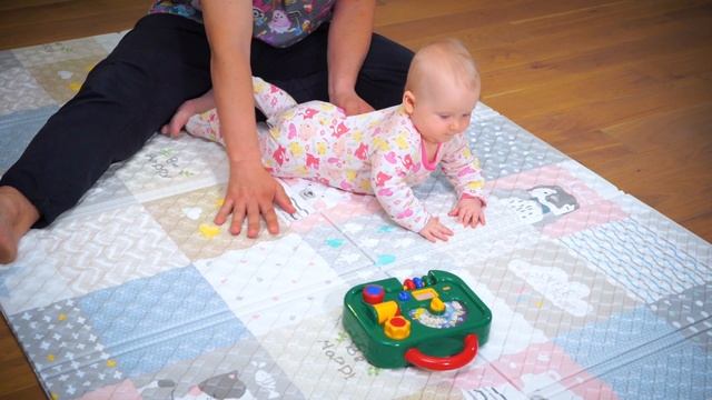 Как малышу помочь ползать на четвереньках? смотреть онлайн