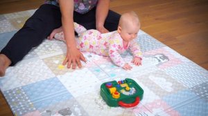 Как малышу помочь ползать на четвереньках?