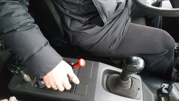 Крепкий и надёжный самосвал Iveco EuroTrakker 6x6 с двигателем Magirus из 90-х.