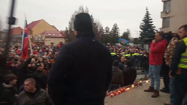 Marián Kotleba na pódiu na námestí v Michalovciach смотреть онлайн