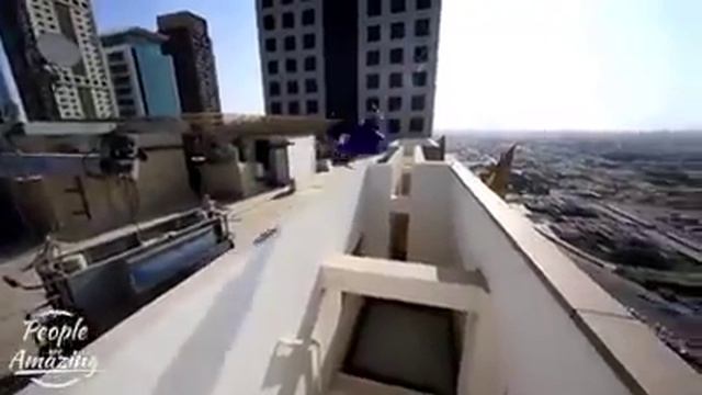 People are amazing!!! Dive from tall buildings in Dubai!! смотреть онлайн