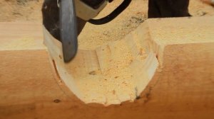 Русская чаша. Рубка русской чаши на оцилиндрованном бревне.