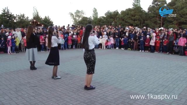 Песни, танцы и море хорошего настроения каспийчанам подарили юные дарования в праздник Весны и труд смотреть онлайн