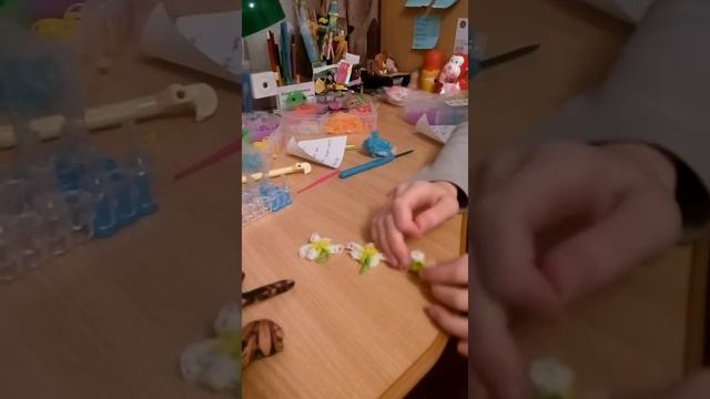 Браслет ,,Ромашки" из резинок. смотреть онлайн