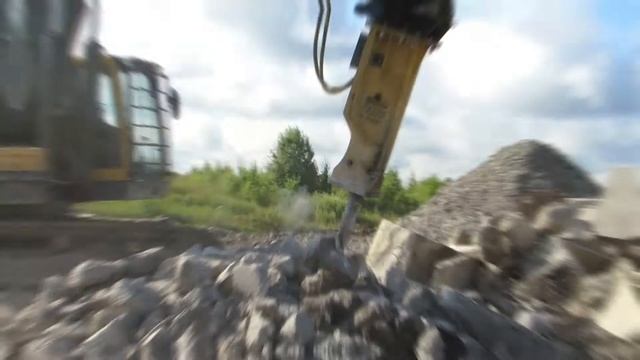 Гидромолот Delta F-35S наносит мощный удар